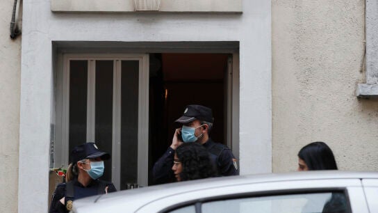 Agentes de Polic&iacute;a ante el domicilio de la v&iacute;ctima en Lugo 