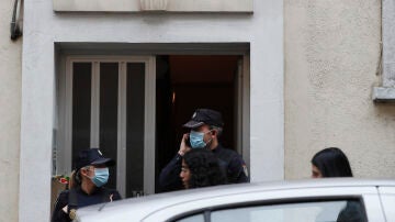 Agentes de Policía ante el domicilio de la víctima en Lugo 