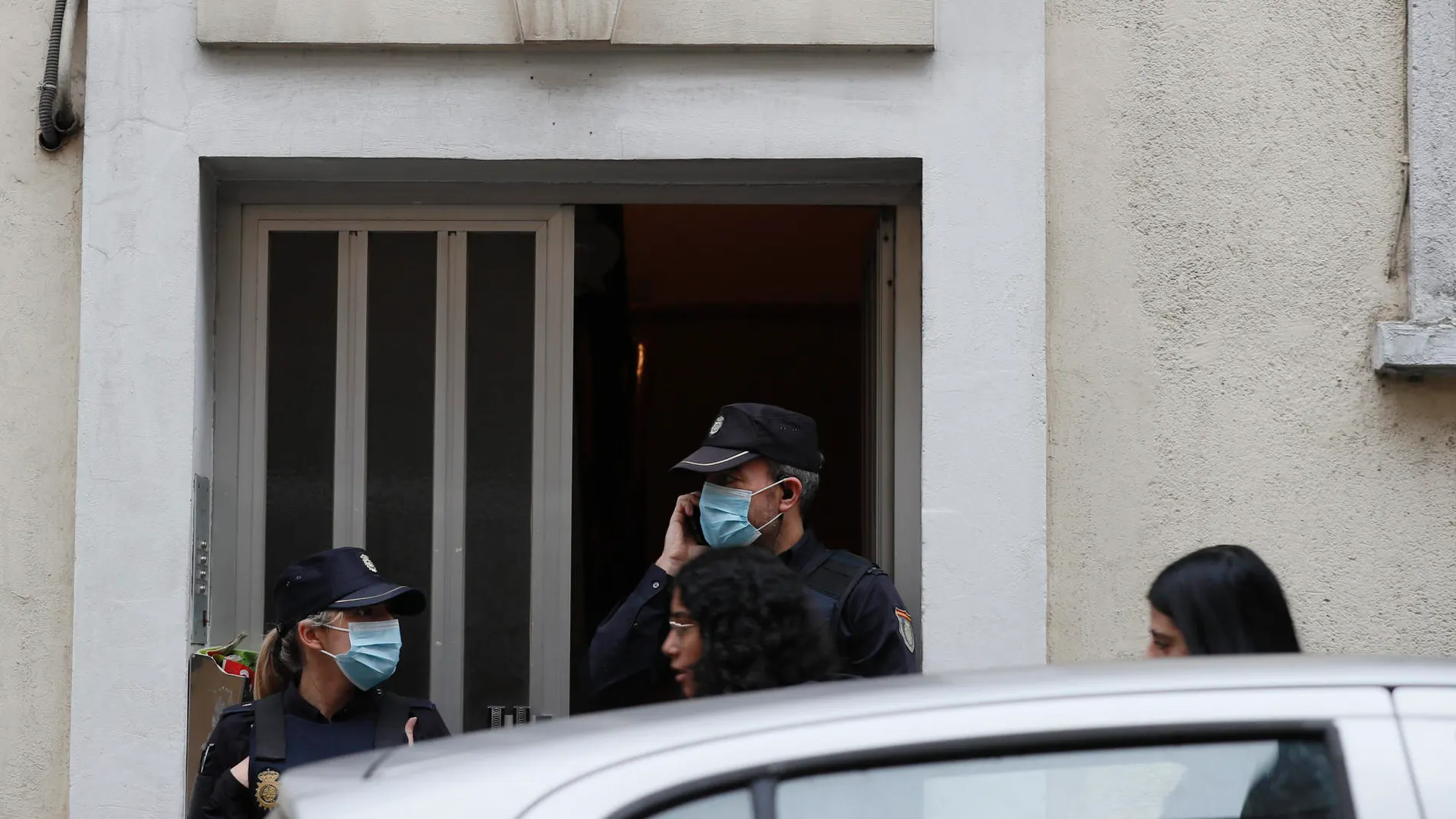 Agentes de Policía ante el domicilio de la víctima en Lugo 