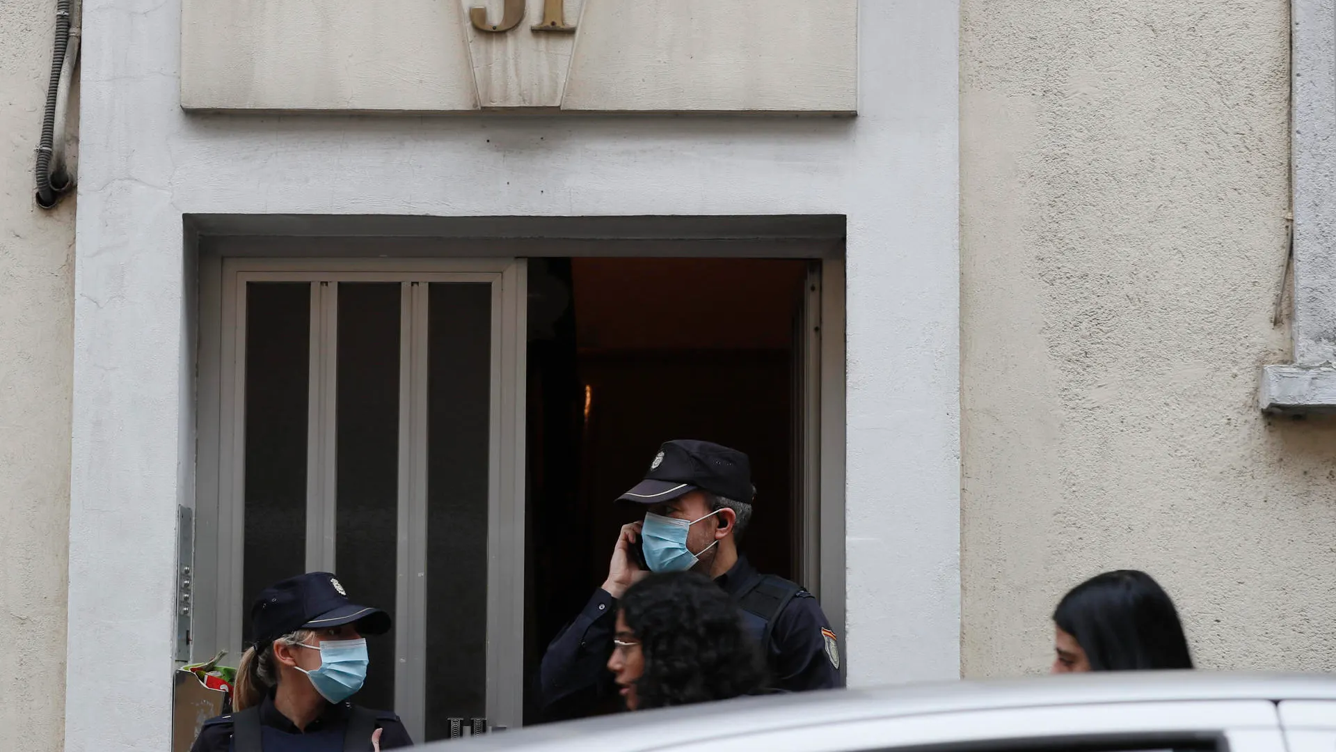 Agentes de Policía ante el domicilio de la víctima en Lugo 