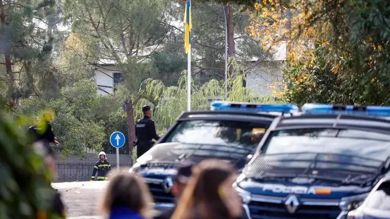 Miembros de la Policía Nacional montan un cordón de seguridad en las proximidades de la Embajada de Ucrania en Madrid. 