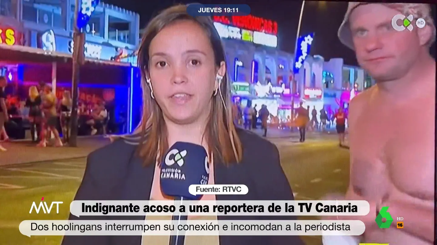 El indignante acoso de dos hooligans a una reportera de Tenerife durante el partido entre Inglaterra y Gales El indignante acoso de dos hooligans a una reportera de Tenerife durante el partido entre Inglaterra y Gales