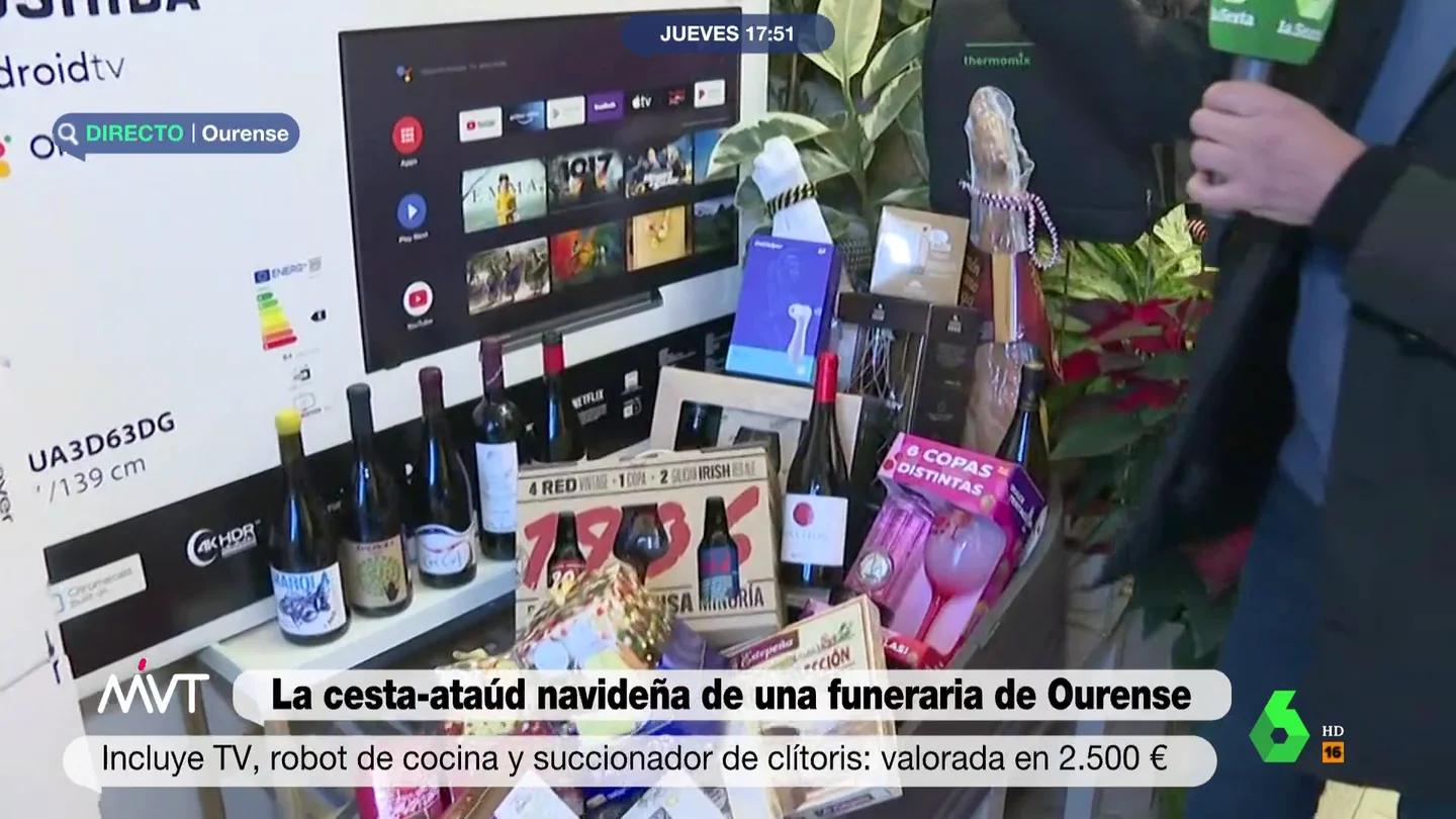 El "ataúd-cesta de navidad" de una funeraria de Ourense (con Thermomix y satisfyer incluidos) El "ataúd-cesta de navidad" de una funeraria de Ourense (con Thermomix y satisfyer incluidos)