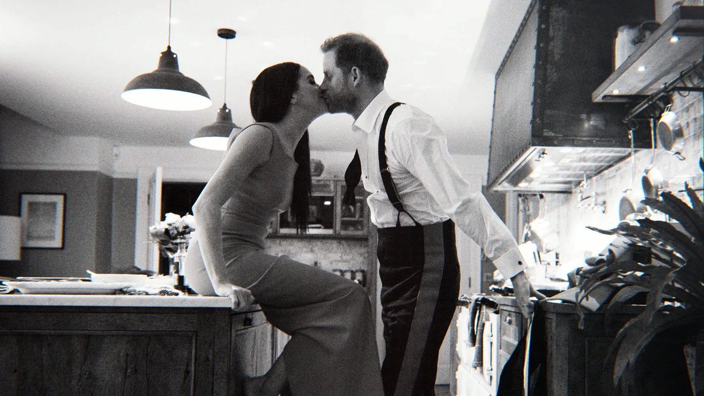 Meghan y Enrique en otra imagen de su archivo personal que se podrá ver en la docuserie 'Enrique y Meghan'. Meghan y Enrique en otra imagen de su archivo personal que se podrá ver en la docuserie 'Enrique y Meghan'.
