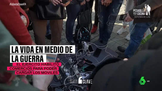 Cargando móviles en supermercados y cogiendo agua de camiones: el día a día de las 100.000 personas que resisten en Jersón Cargando móviles en supermercados y cogiendo agua de camiones: el día a día de las 100.000 personas que resisten en Jersón