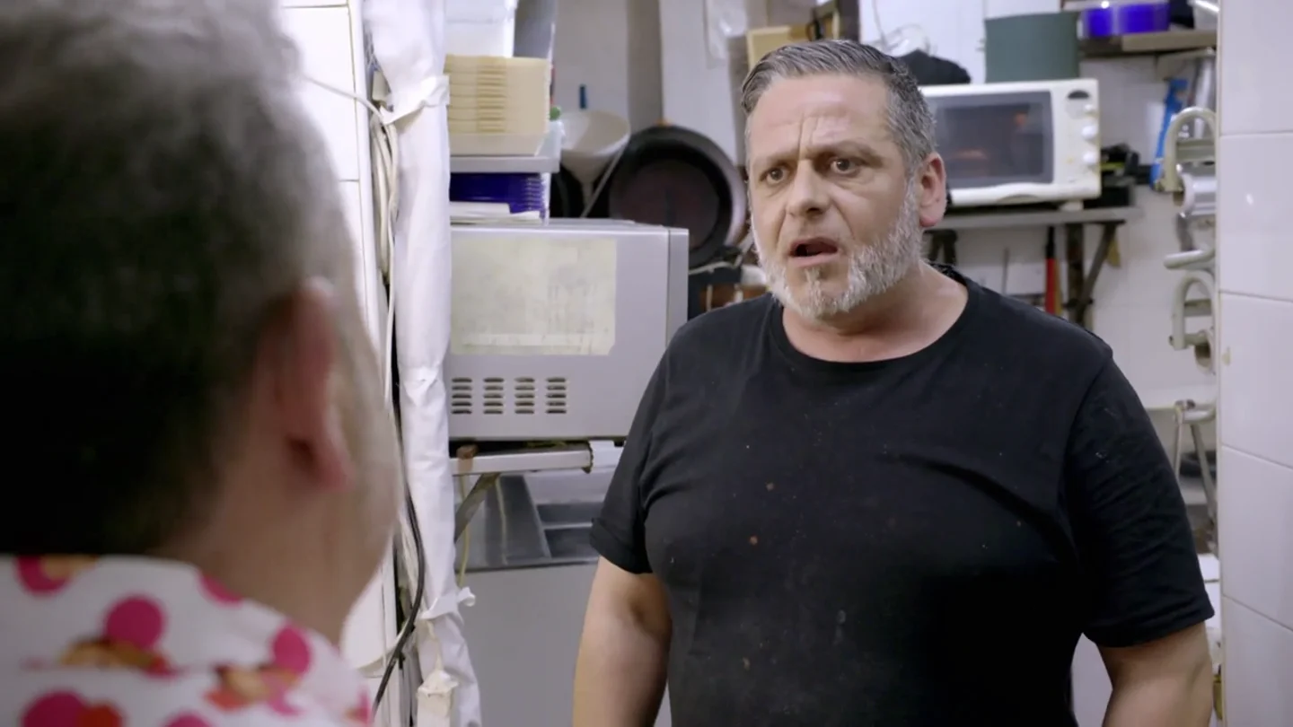 El cocinero de El Palomo abandona la cocina tras discutir con Chicote: "Me respetas" El cocinero de El Palomo abandona la cocina tras discutir con Chicote: "Me respetas"