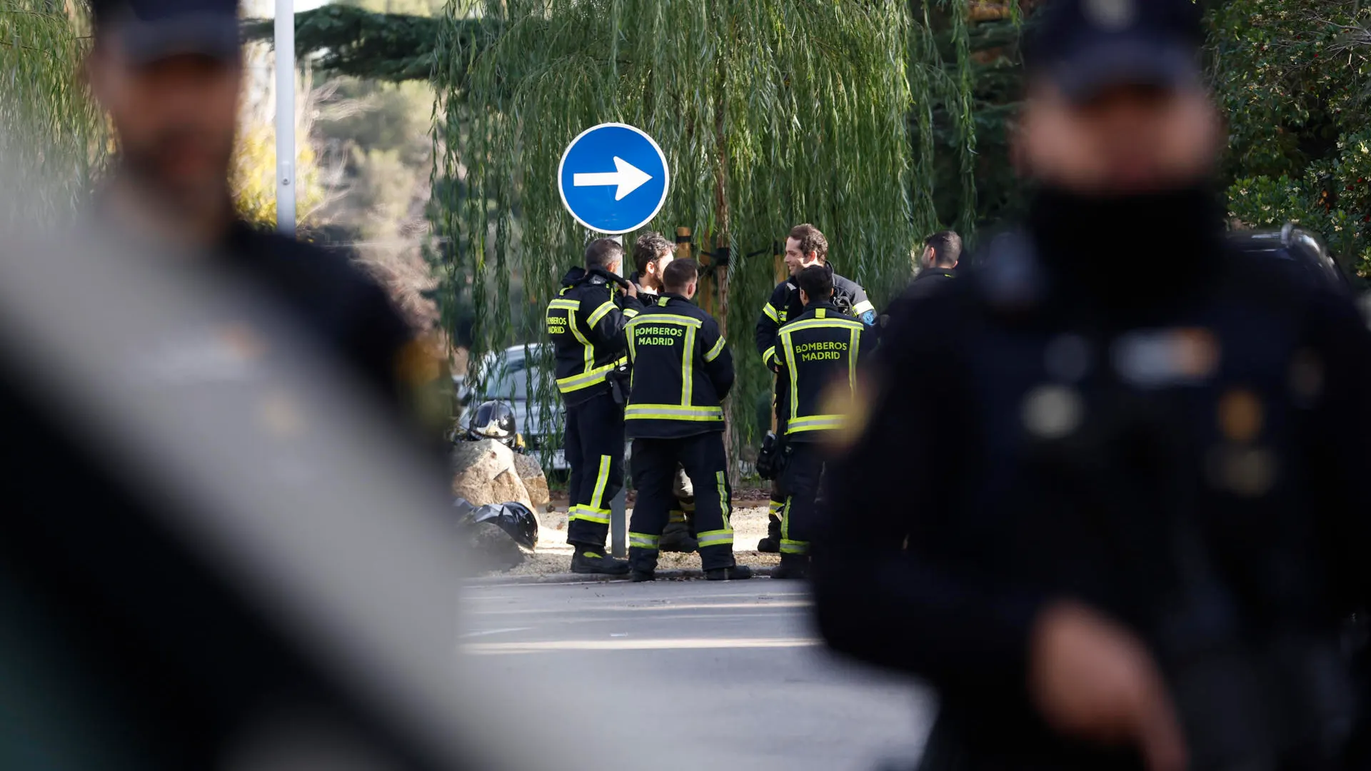 Miembros de la Policía Nacional y los Bomberos desplegados en las proximidades de la Embajada de Ucrania