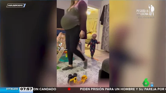El divertido juego de este bebé que imita los andares de su madre embarazada El divertido juego de este bebé que imita los andares de su madre embarazada