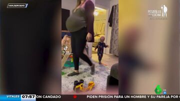 El divertido juego de este bebé que imita los andares de su madre embarazada