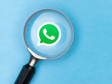 Una lupa y WhatsApp Una lupa y WhatsApp