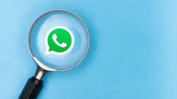 Una lupa y WhatsApp