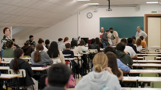 Estudiantes realizando la selectividad Educación estudia aplazar un año la nueva selectividad