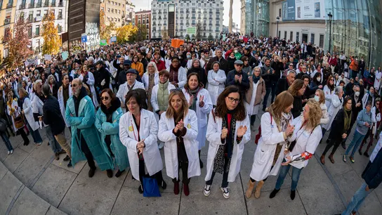 Cientos de sanitarios asisten a una concentración convocada por el sindicato Amyts en apoyo de la huelga de médicos y pediatras en toda la Atención Primaria de Madrid. Cientos de sanitarios asisten a una concentración convocada por el sindicato Amyts en apoyo de la huelga de médicos y pediatras en toda la Atención Primaria de Madrid.