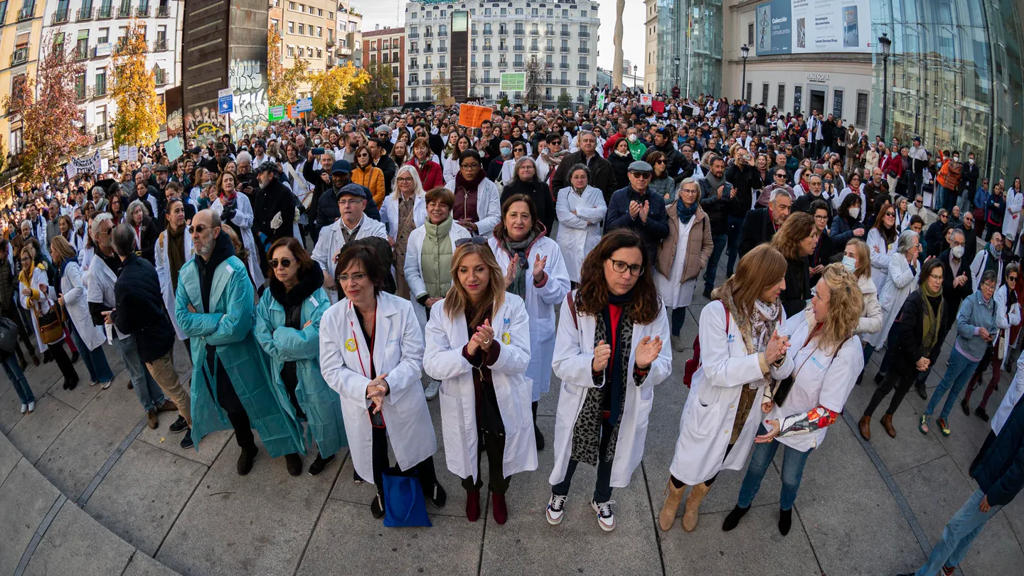 Cientos de sanitarios asisten a una concentración convocada por el sindicato Amyts en apoyo de la huelga de médicos y pediatras en toda la Atención Primaria de Madrid. Cientos de sanitarios asisten a una concentración convocada por el sindicato Amyts en apoyo de la huelga de médicos y pediatras en toda la Atención Primaria de Madrid.