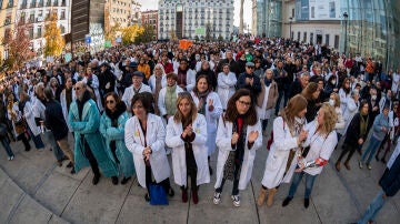 Cientos de sanitarios asisten a una concentración convocada por el sindicato Amyts en apoyo de la huelga de médicos y pediatras en toda la Atención Primaria de Madrid.