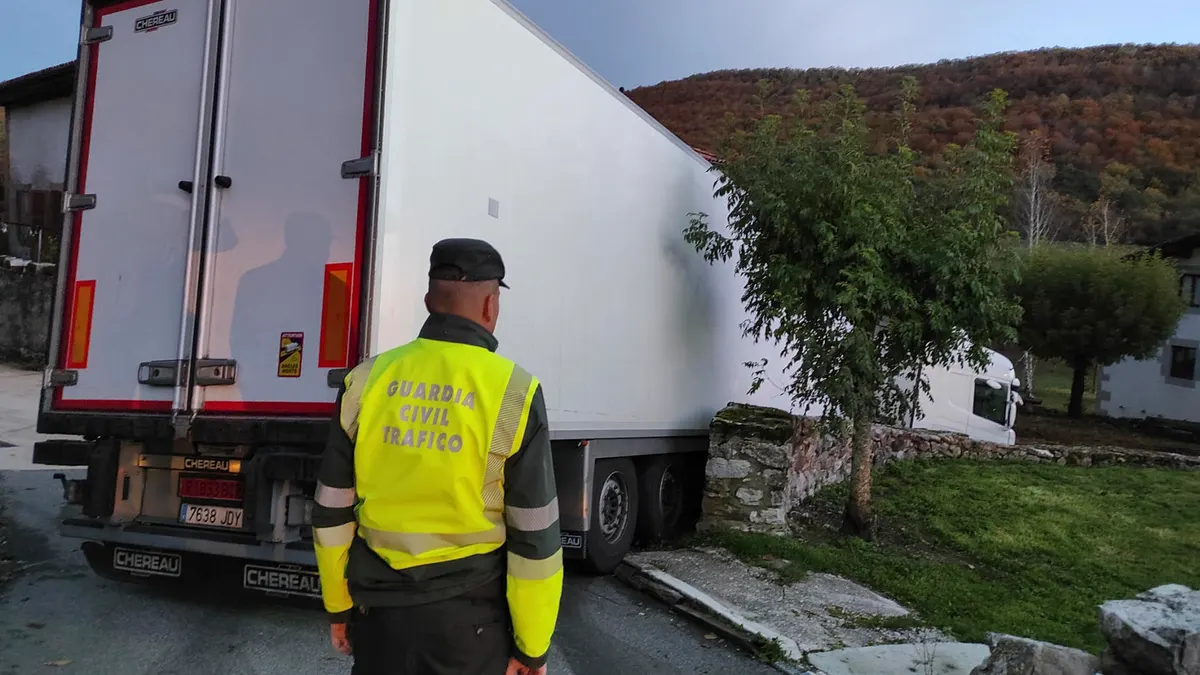 Casi 24 horas atrapado con su camión en Etulain, Navarra: "Como el GPS me marcaba por ahí, dije a probar'"