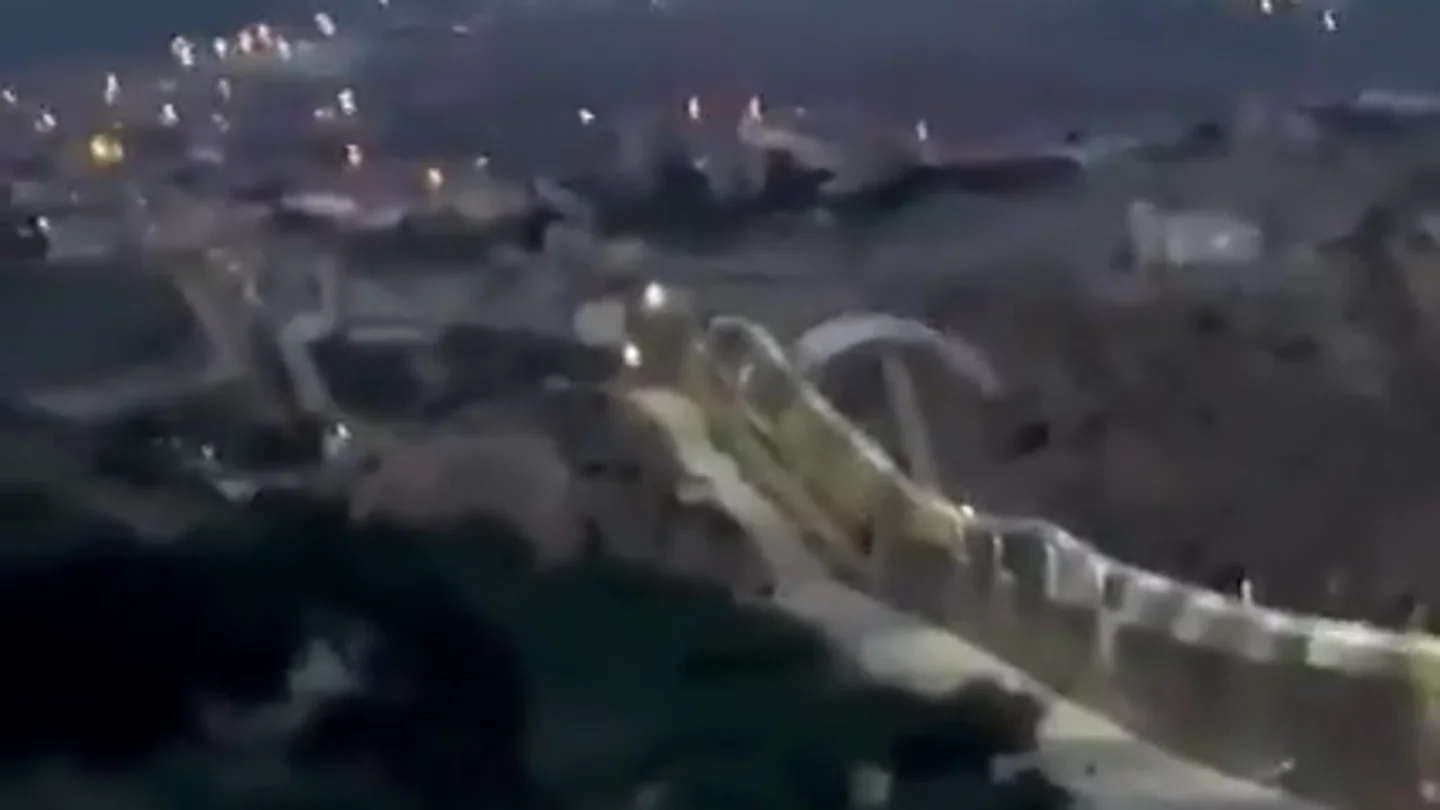 Un migrante logra por primera vez superar la valla de Melilla volando en parapente Un migrante logra por primera vez superar la valla de Melilla volando en parapente