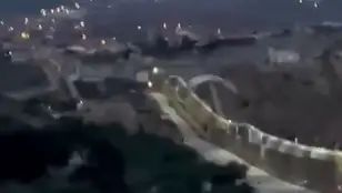 Un migrante logra por primera vez superar la valla de Melilla volando en parapente