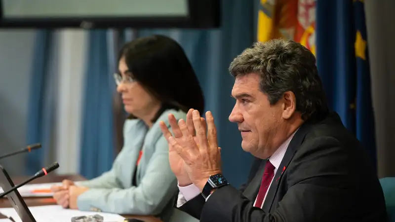 La ministra de Sanidad, Carolina Darias, y el ministro de Inclusión, Seguridad Social y Migraciones, José Luis Escrivá.