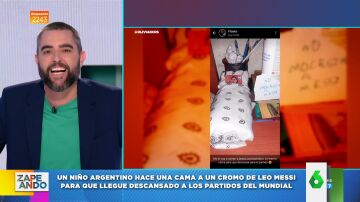 Un niño le hace una cama al cromo de Messi para que descanse: "Lo mismo esto es lo que nos está faltando a España"