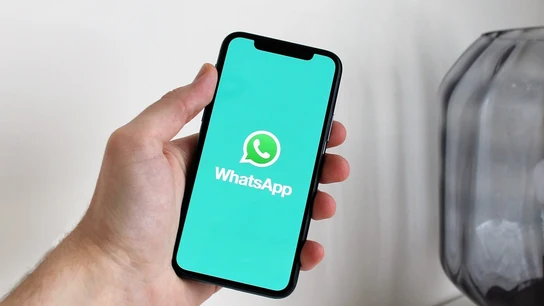 Imagen de archivo de un móvil con WhatsApp Imagen de archivo de un móvil con WhatsApp