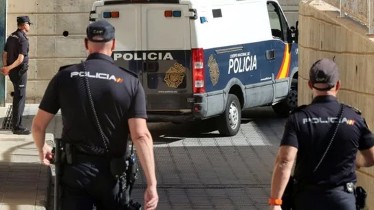 Agentes de la Policía Nacional en una imagen de archivo El Supremo anula unas oposiciones de la Policía Nacional por excluir a quienes llevan lentes intraoculares