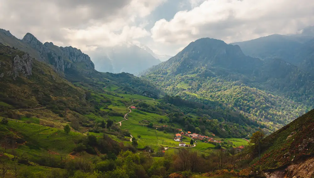 Amieva, en Asturias, con los Picos de Europa al fondo