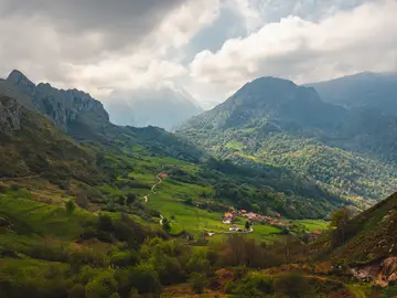 Amieva, en Asturias, con los Picos de Europa al fondo