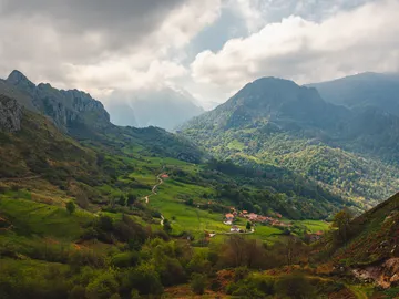 Amieva, en Asturias, con los Picos de Europa al fondo Amieva, en Asturias, con los Picos de Europa al fondo