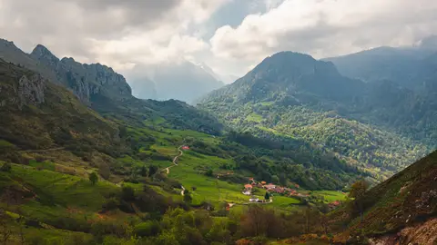 Amieva, en Asturias, con los Picos de Europa al fondo Amieva, en Asturias, con los Picos de Europa al fondo