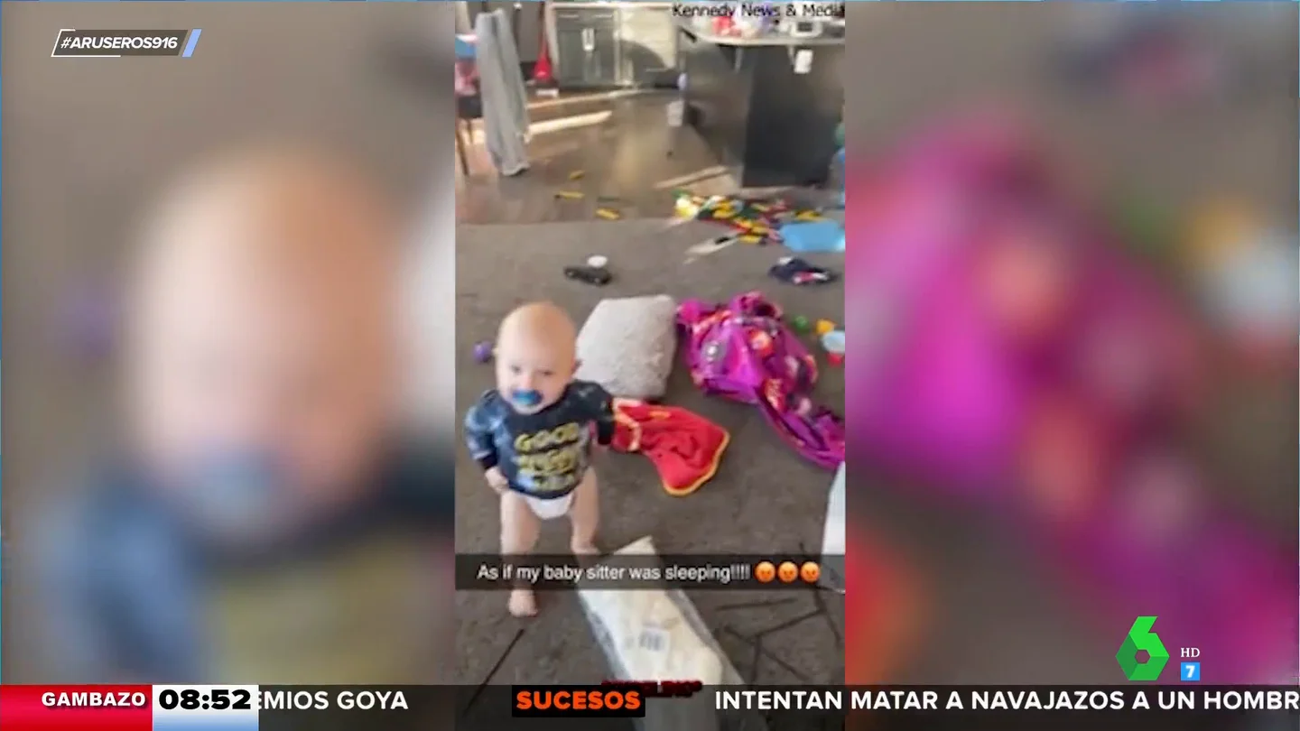 El lío que organiza este bebé en la casa cuando su niñera se queda dormida El lío que organiza este bebé en la casa cuando su niñera se queda dormida