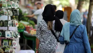 Mujeres iraníes pasean por el centro de Teheran