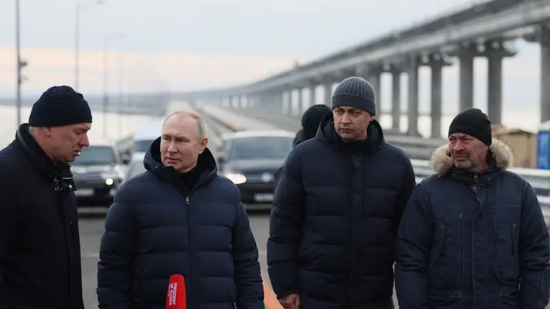 El presidente ruso, Vladímir Putin, visita el puente de Crimea, dañado con un coche bomba en octubre.
