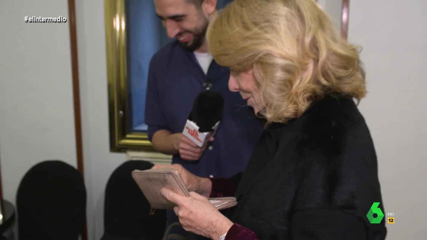 Isma Juárez descubre en pleno reportaje que la tarjeta de Esperanza Aguirre es negra: "¿Cuánto dinero hay que tener?" Isma Juárez descubre en pleno reportaje que la tarjeta de Esperanza Aguirre es negra: "¿Cuánto dinero hay que tener?"