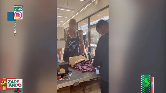 El viral en el que Dwayne 'La Roca' Johnson compra todas las chocolatinas de la tienda en la que robaba de joven El viral en el que Dwayne 'La Roca' Johnson compra todas las chocolatinas de la tienda en la que robaba de joven