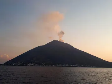 Imagen del volcán Stromboli, en Italia Imagen del volcán Stromboli, en Italia