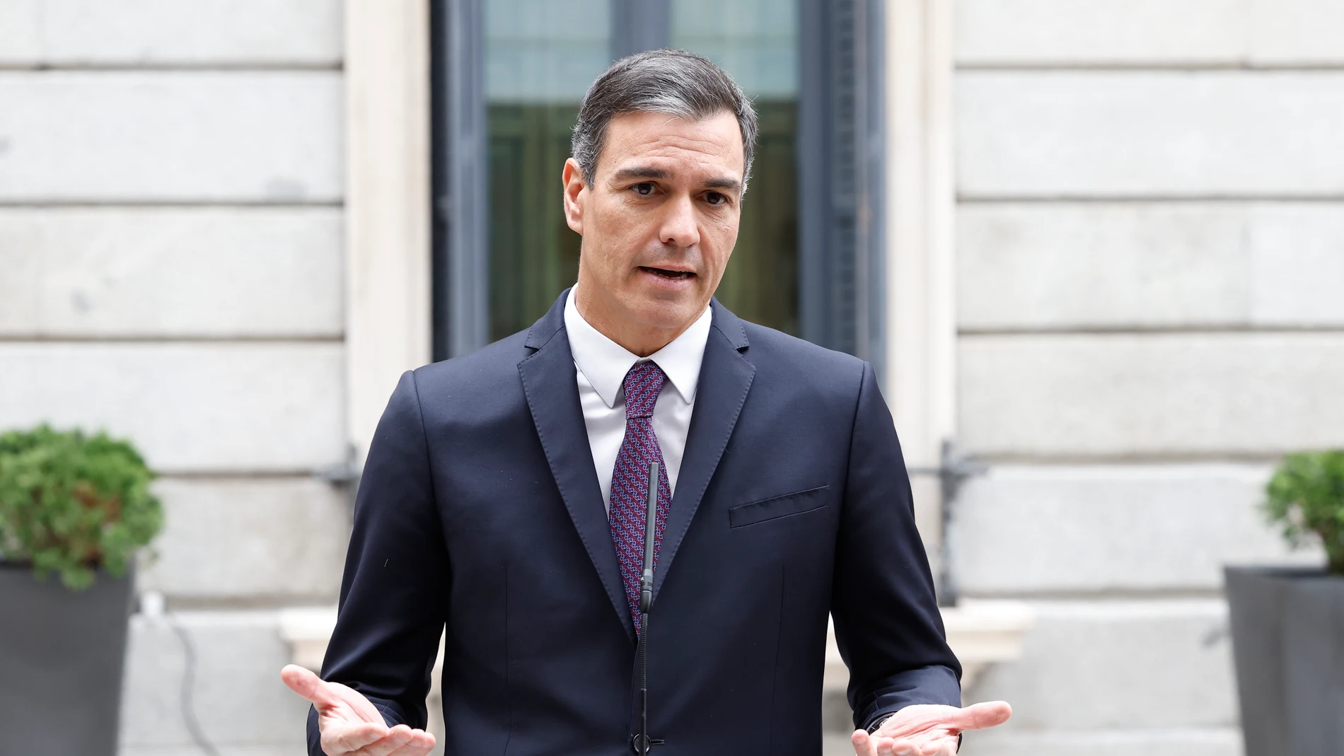 El presidente del Gobierno, Pedro Sánchez se dirige a los medios de comunicación tras asistir al acto institucional del Día de la Constitución