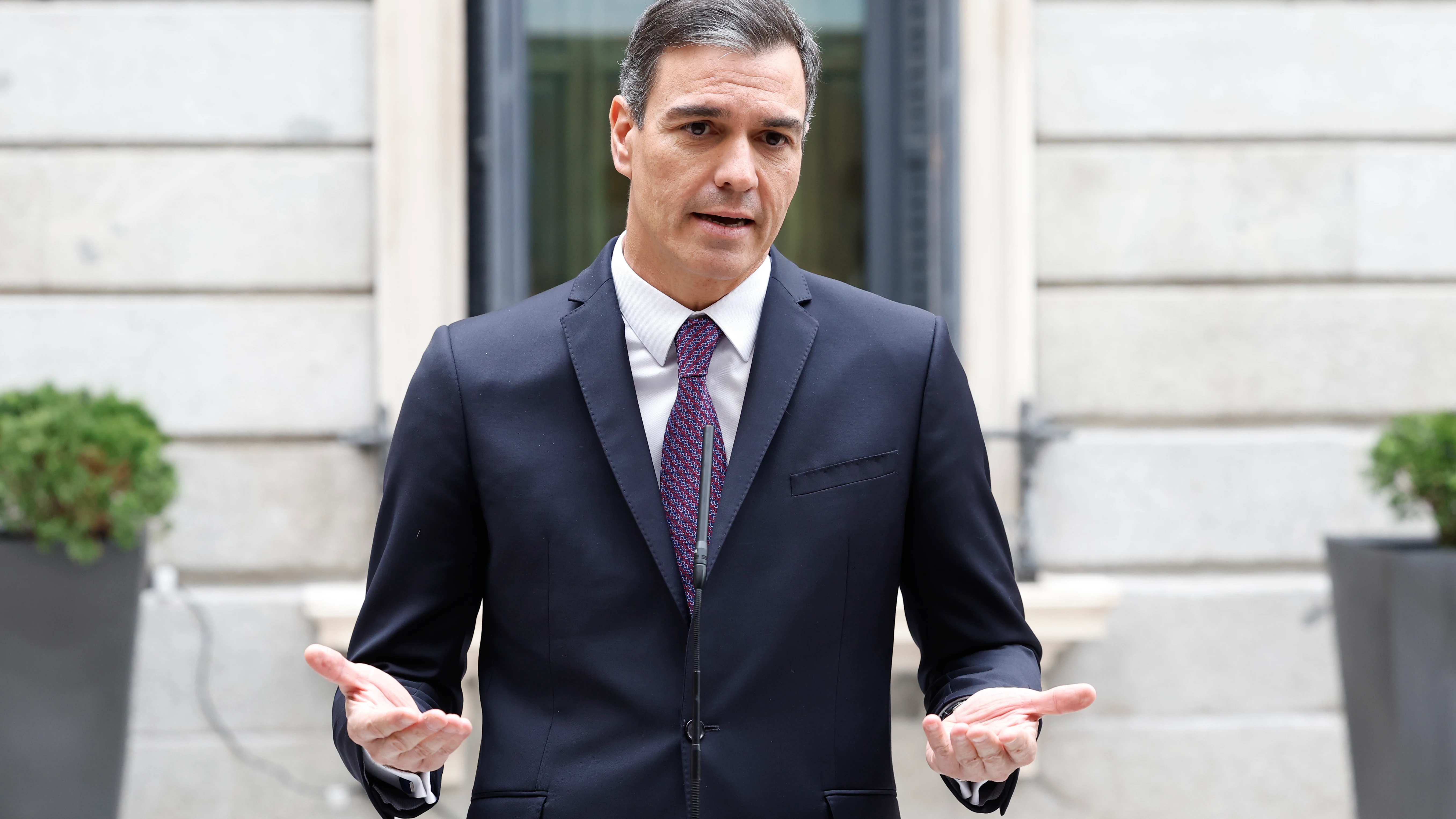 El presidente del Gobierno, Pedro Sánchez se dirige a los medios de comunicación tras asistir al acto institucional del Día de la Constitución