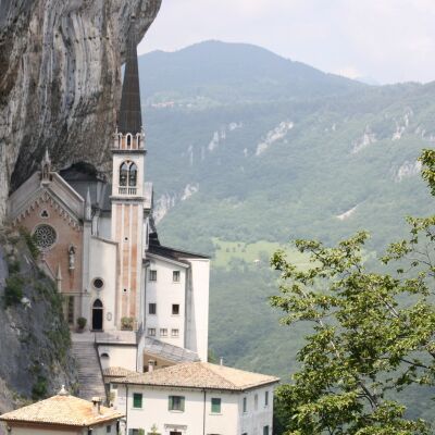Santuario de la Madonna della Corona: historia y todo lo que debes saber de esta basílica menor