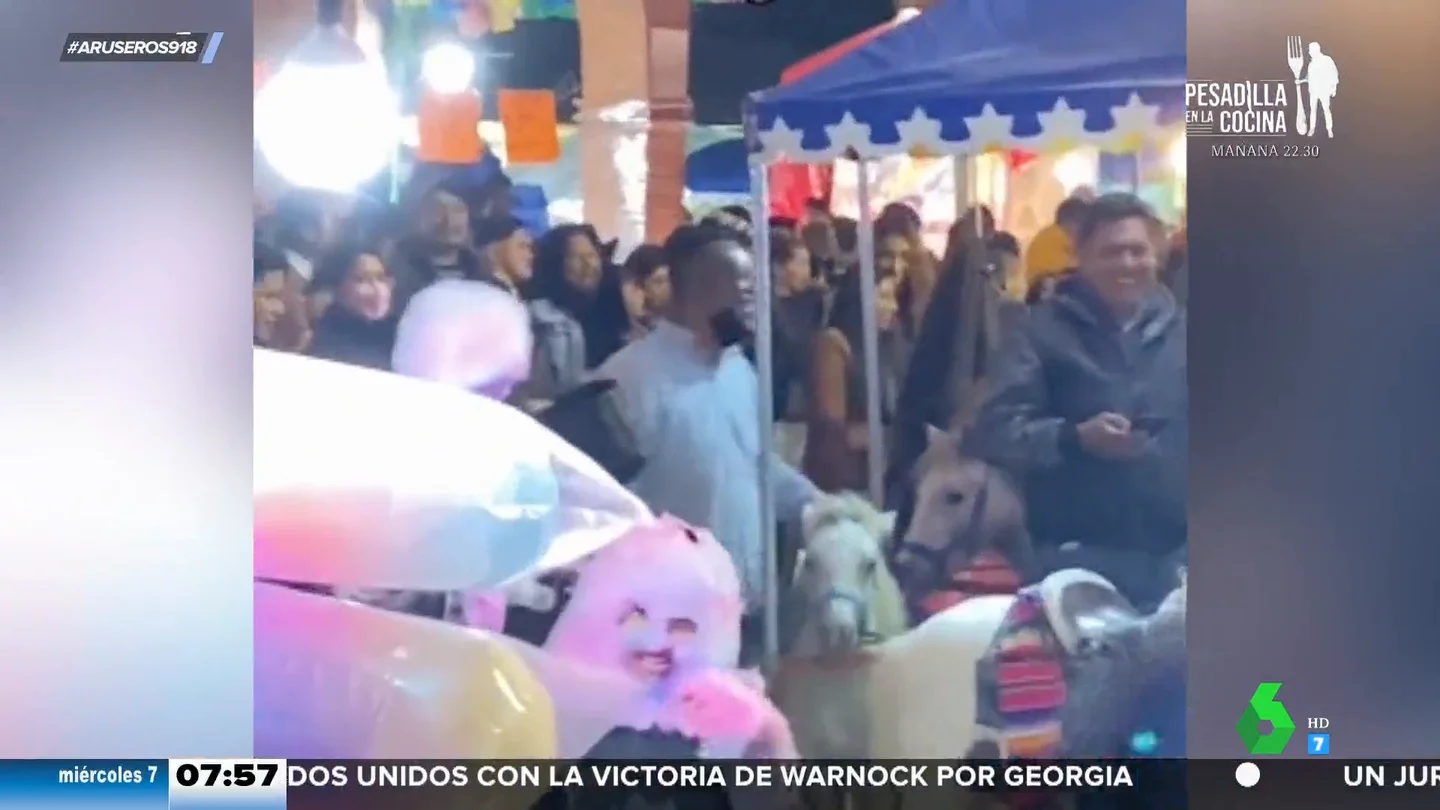 El divertido vídeo viral de un niño que va a la feria y acaba embadurnado de algodón de azúcar El divertido vídeo viral de un niño que va a la feria y acaba embadurnado de algodón de azúcar