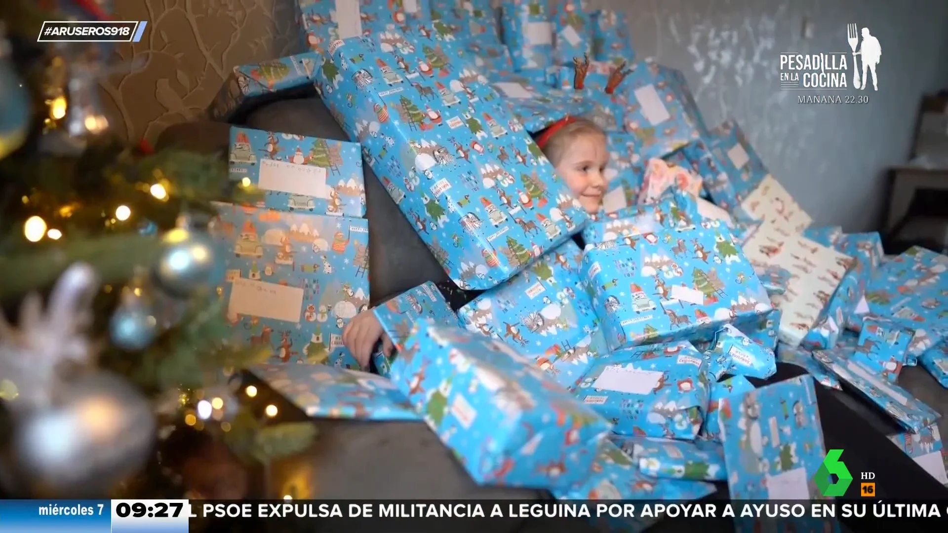 Una niña y su madre recaudan regalos para repartirlos entre las familias afectadas por la situación económica