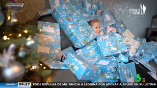 Una niña y su madre recaudan regalos para repartirlos entre las familias afectadas por la situación económica