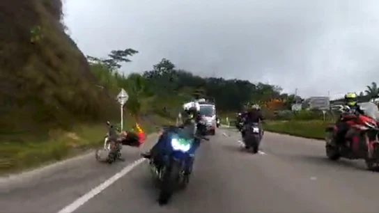 Un motorista atropella a un ciclista Un motorista atropella a un ciclista