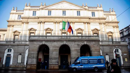 Ecologistas lanzan pintura contra la fachada de La Scala de Milán en el estreno de la temporada Ecologistas lanzan pintura contra la fachada de La Scala de Milán en el estreno de la temporada