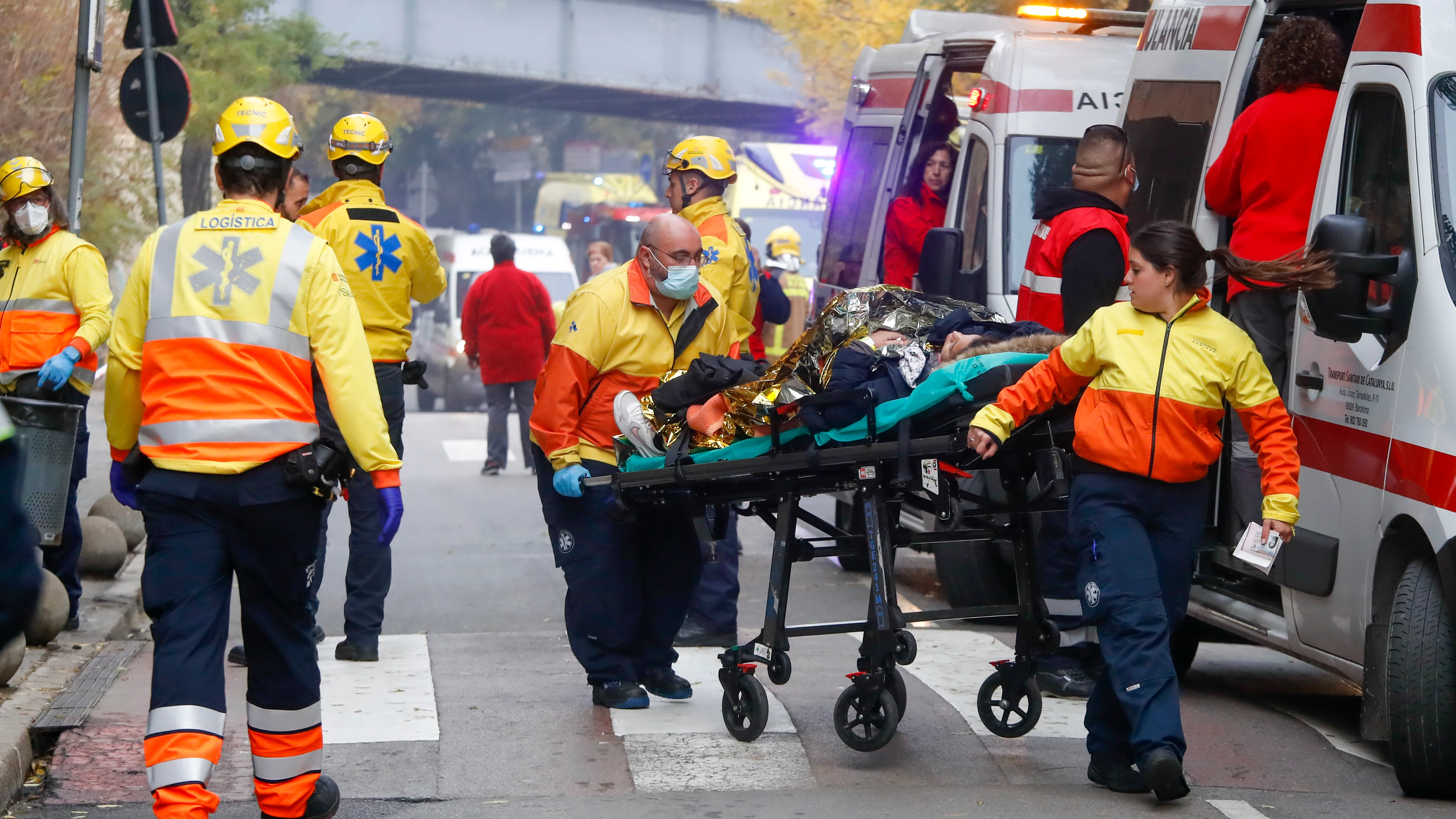 Personal sanitario y de seguridad realizan su trabajo en la estación de Montcada i Reixac