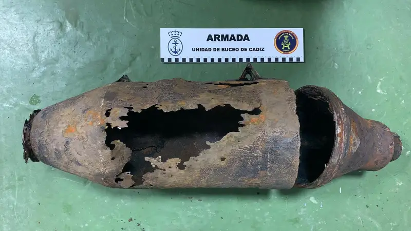 Desactivan una bomba de la II Guerra Mundial hundida en aguas de Algeciras