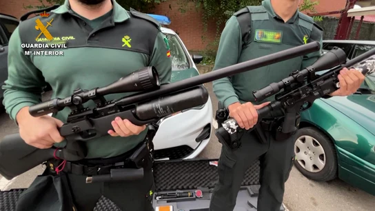 Detenido un francotirador por disparar contra viviendas y centros escolares. Detenido un francotirador por disparar contra viviendas y centros escolares.