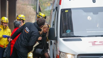 Una mujer, con gesto de dolor, es trasladada por los Servicios de Emergencia