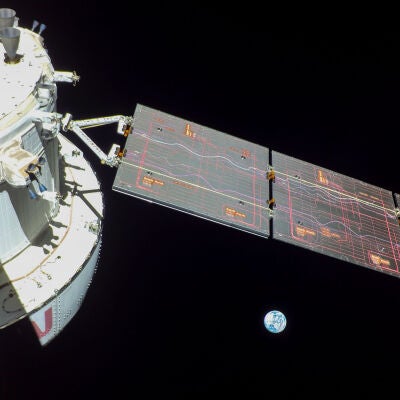 Vista de la nave espacial Orión (misión Artemis I) y la Tierra de fondo