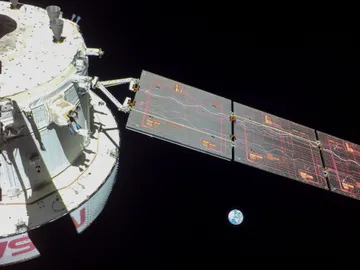 Vista de la nave espacial Orión (misión Artemis I) y la Tierra de fondo Vista de la nave espacial Orión (misión Artemis I) y la Tierra de fondo